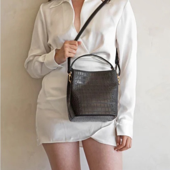 Chic Black Crocodile-Embossed Shoulder Bag - Picture 2 of 5